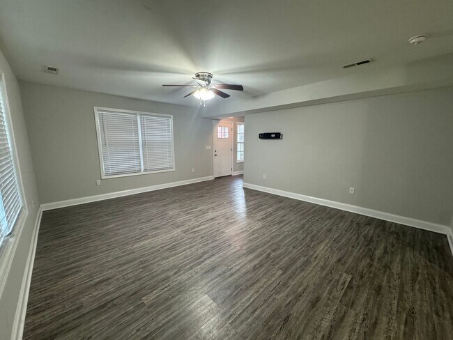 Building Photo - Spacious five bedroom, two bathroom home steps from WKU