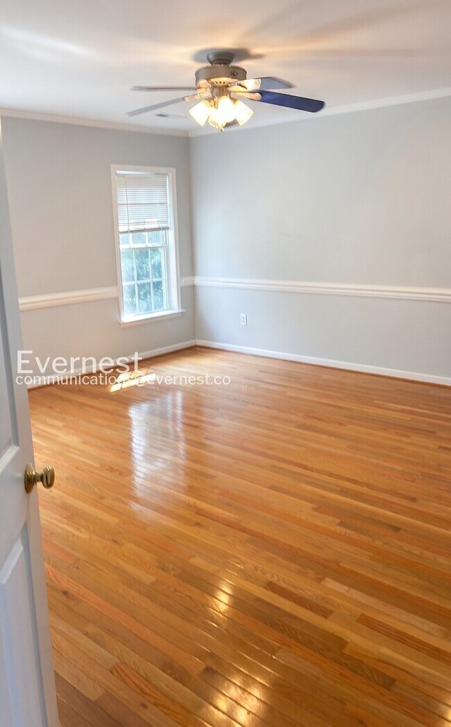 Building Photo - 6 Bed/4 Bath Home with Modern Amenities / Available Now!