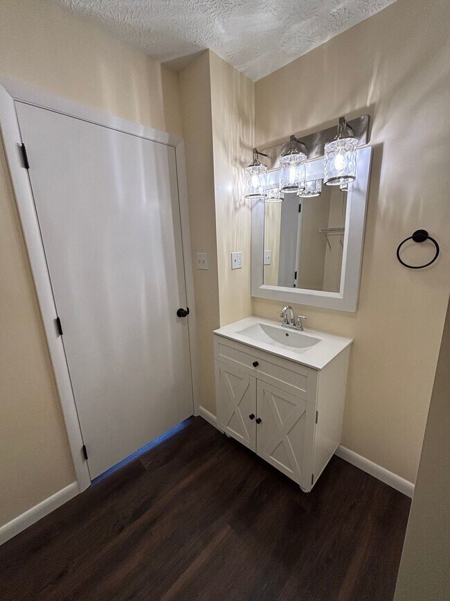 Building Photo - Newly Remodeled rancher in Halls