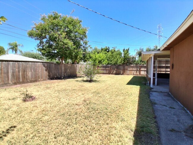 Building Photo - 1419 N Winery Ave