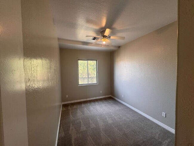 Building Photo - 821 W Saguaro Ln