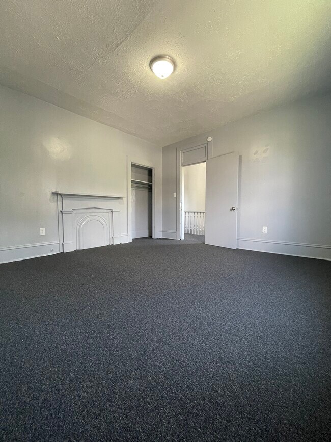 Building Photo - 916 Swann St