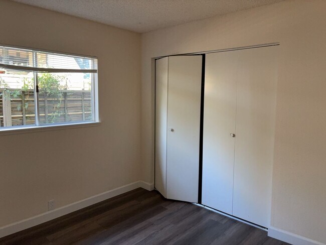 Building Photo - 3 bedroom duplex in North Davis