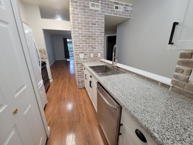 Building Photo - Fabulous Remodeled 2 bedroom , 2 bath Remodeled Condo in Country Club Greens