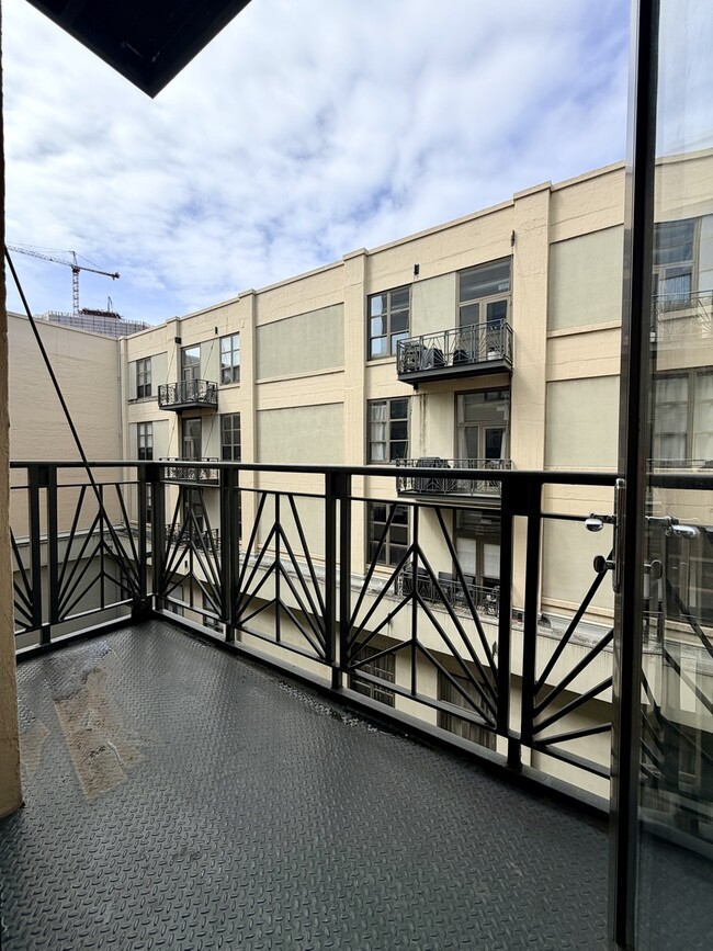 Building Photo - 758 N Larrabee St