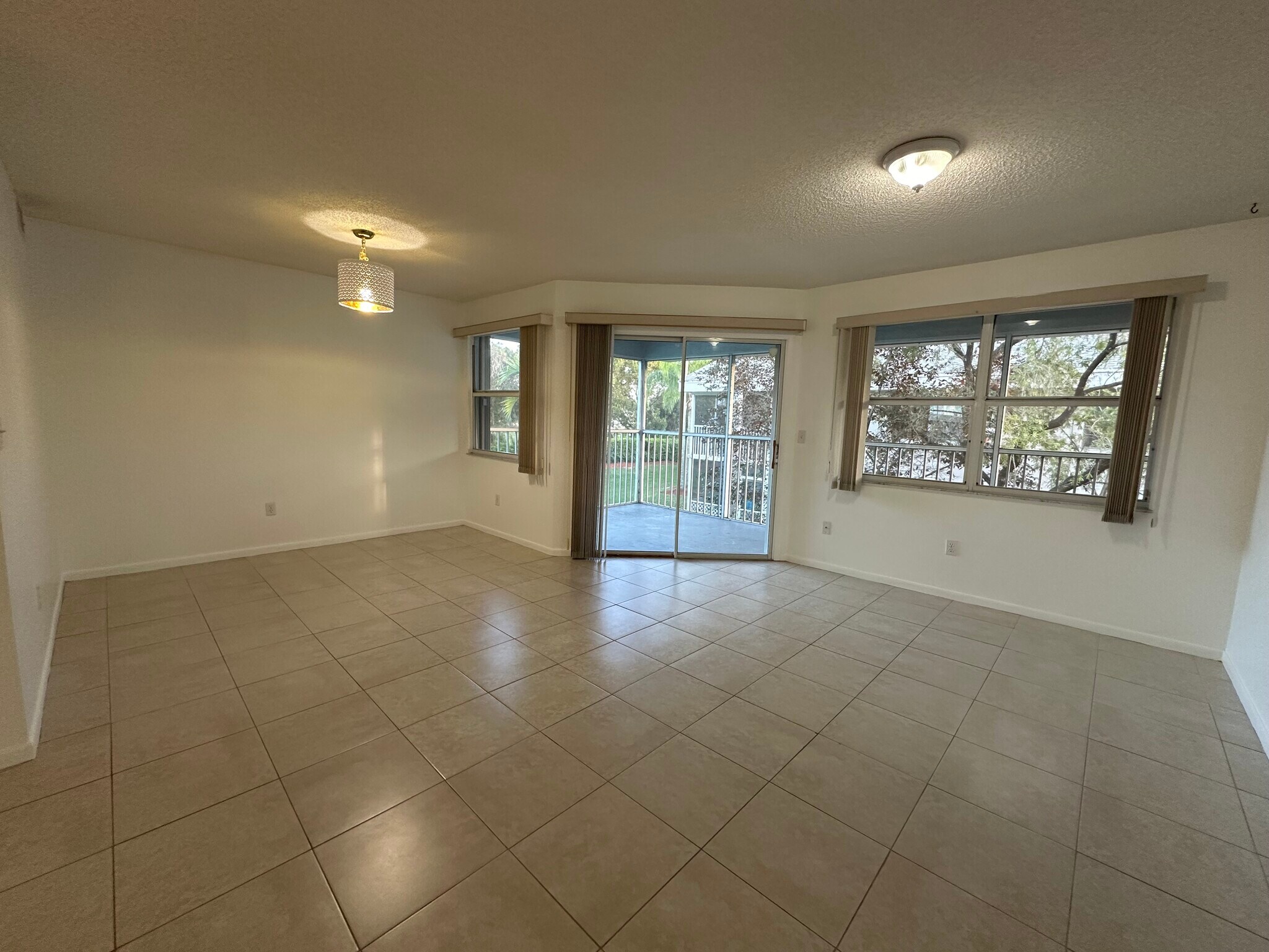 Building Photo - 2636 SE 20th Ct