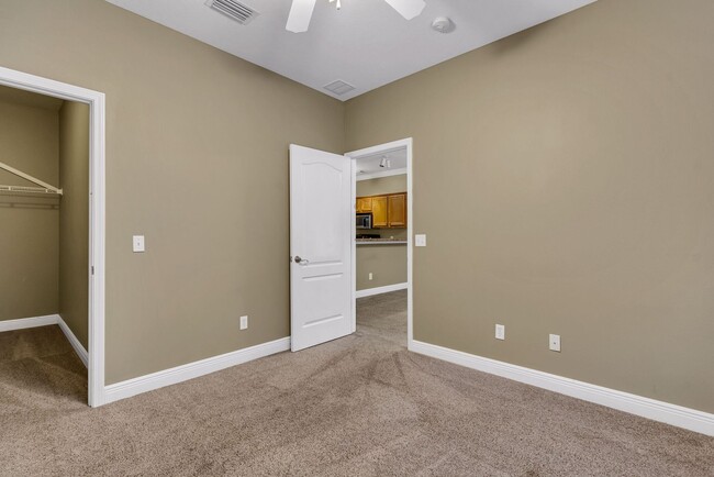 Building Photo - 3 Bedroom- 3 Full bath Small Pet Friendly ...