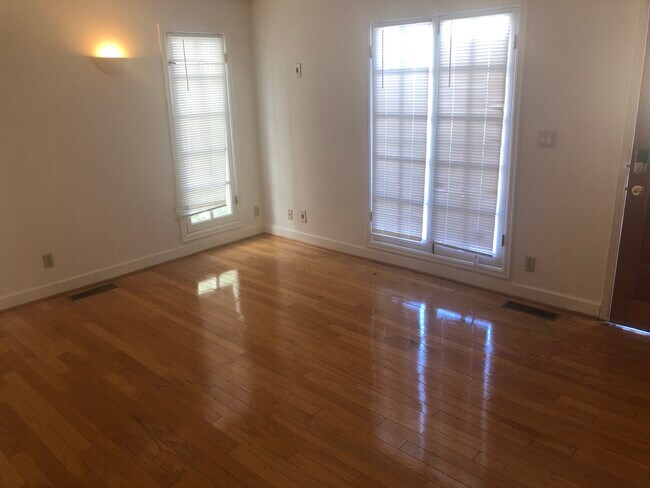 Building Photo - 401 N Norton Ave