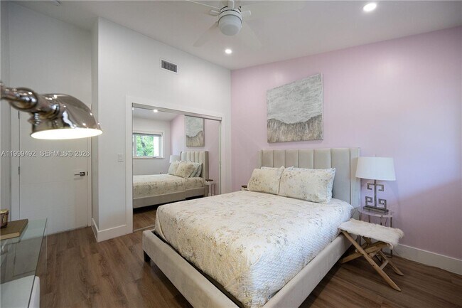 Building Photo - 7125 Los Pinos Blvd