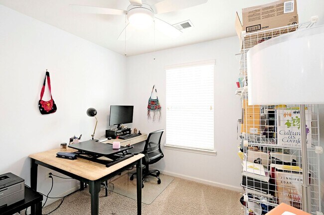 Building Photo - Student + Pet-Friendly Townhome Near UVA & Downtown
