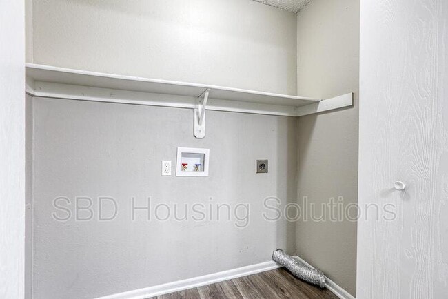 Building Photo - 106 NE Dogwood