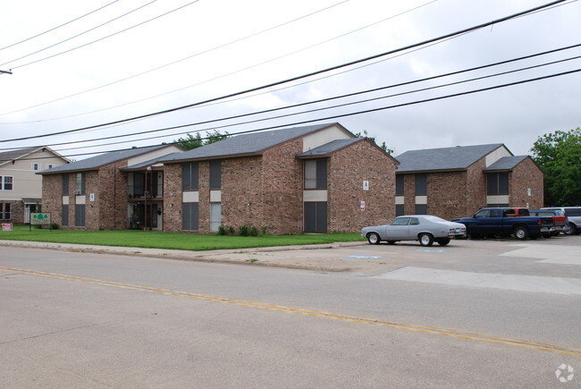 Primary Photo - Jim Qualia 5/02/07 - Three Oaks Apartment