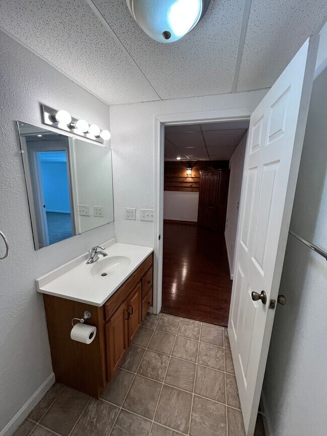 Building Photo - Bright 2 Bed / 2 Bath Basement Apartment with Garage Access – Driggs, ID