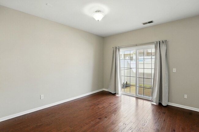 Building Photo - 2 Bedroom Townhome in Pineville!