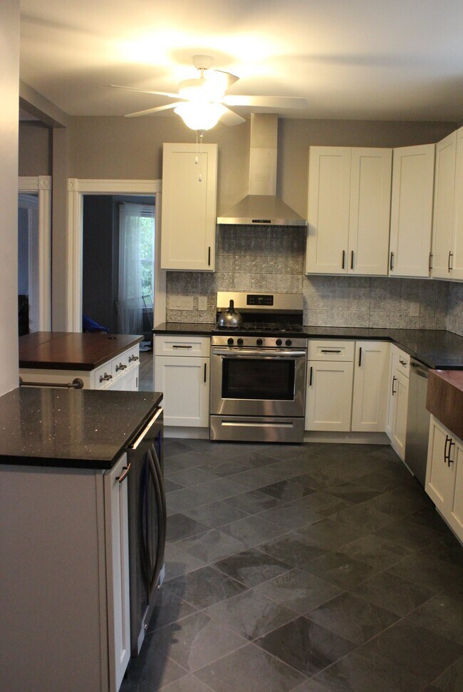 Building Photo - 36 Hudson St