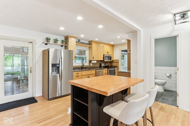 Building Photo - 521 Thornberry Dr