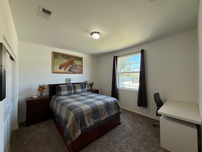 Building Photo - Must See! Fully furnished 3 bedroom, 2 bat...