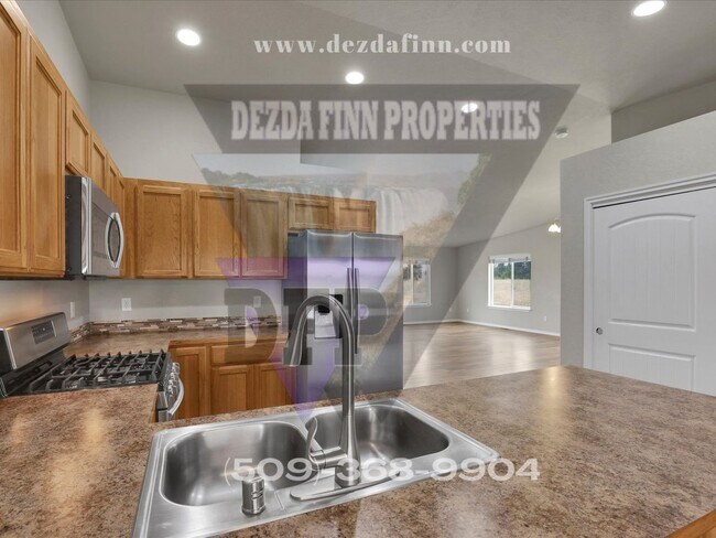 Building Photo - Country Living, Minutes to FAFB! 4 Bed, 2 ...