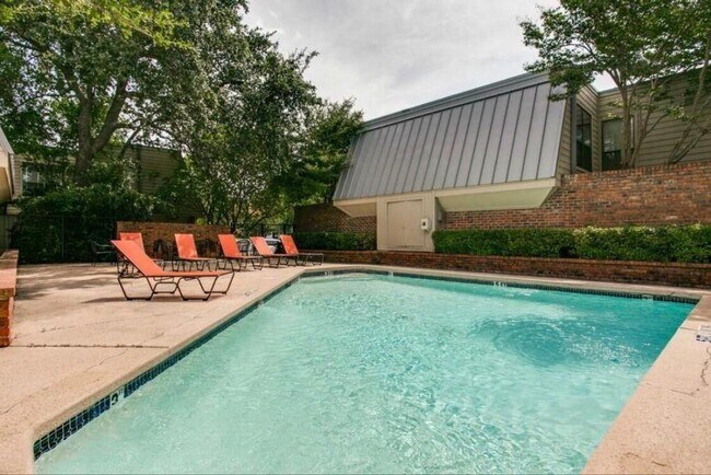 Community Pool - 3949 Buena Vista St