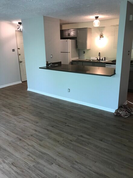 8 foot kitchen island - 32 Sequoia Ct