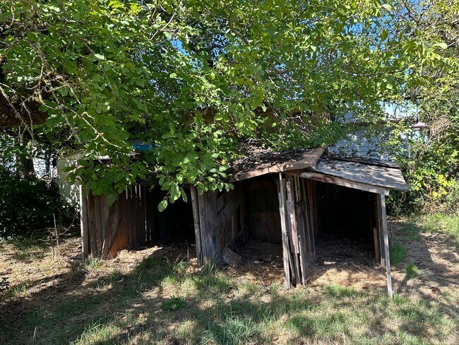 Building Photo - Updated 4 bedroom home on a huge lot!