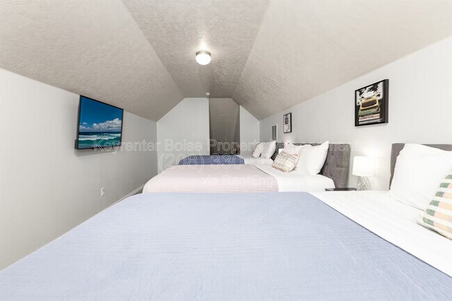 Building Photo - 879 N Traquair Pl
