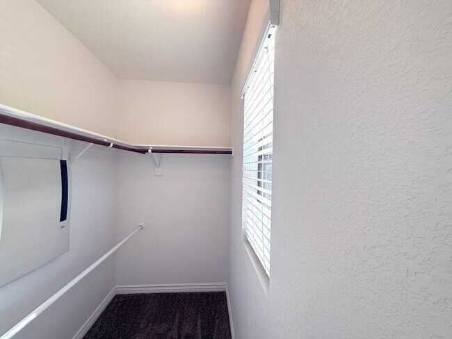 Building Photo - Beautiful 3 bedroom 2.5 bath Home in Provi...