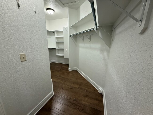 Building Photo - 6665 W Valley View Rd