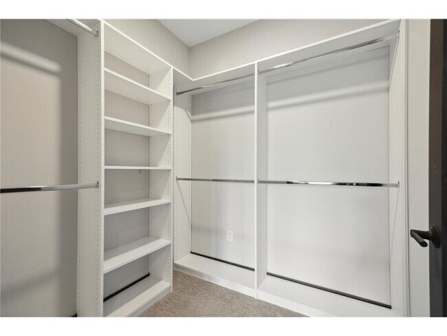 Building Photo - 253 Lake St E