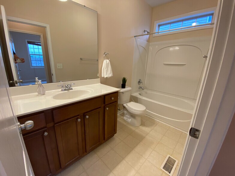 Building Photo - Room in House on Kinsley Pl