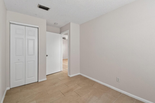 Building Photo - 1618 W 26th Ct