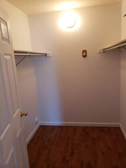 Building Photo - 5225 White Willow Dr
