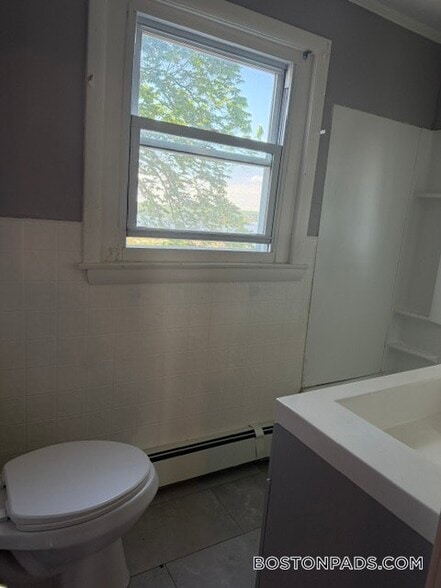 Building Photo - 610 Durfee St
