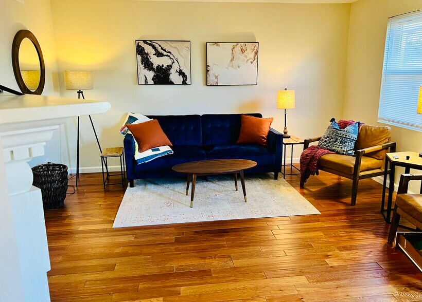 Large living room - 109 Fountain Dr