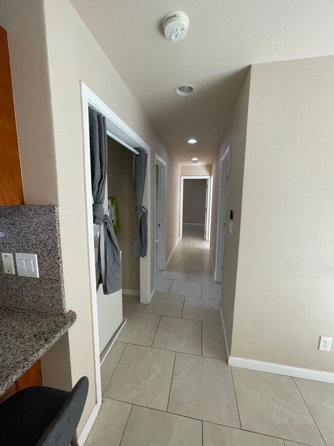 Building Photo - 3 bed/2 bath unit in Salt Lake!