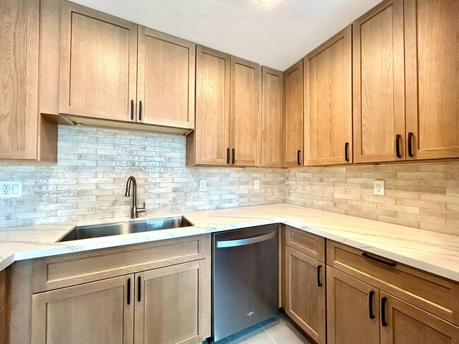 Building Photo - Beautifully remodeled 3 Bed, 2 Bath in the highly desirable neighborhood of Clairemont!!