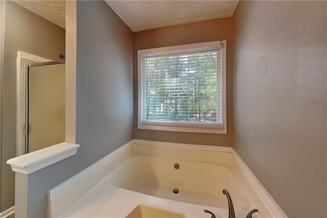 Building Photo - 211 Mill Pointe Dr