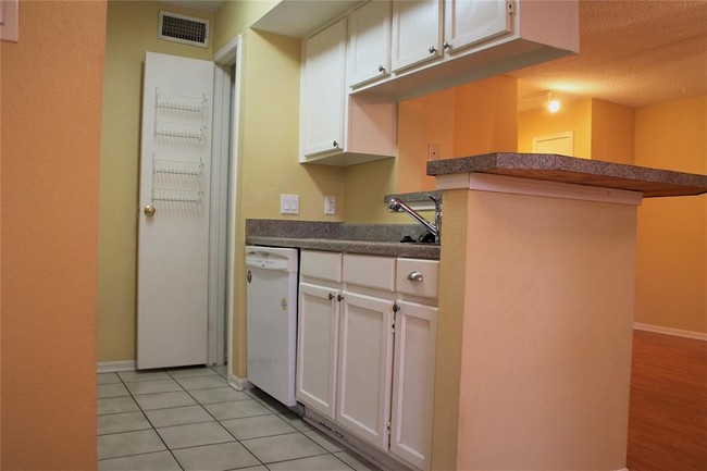 Building Photo - 11201 Lynbrook Dr