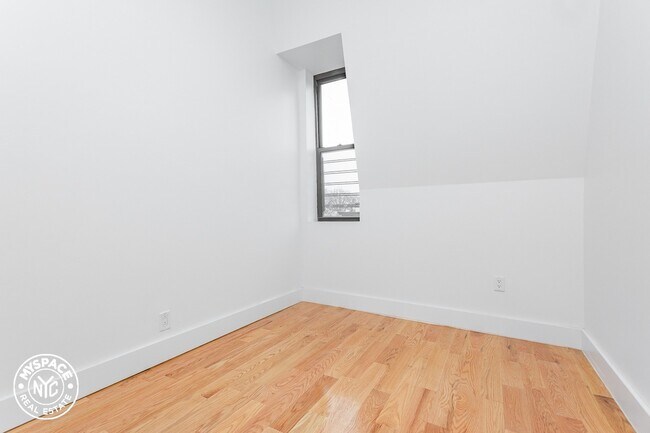 Building Photo - 378 Lewis Ave