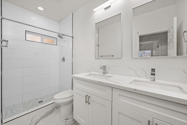 Building Photo - Private pool oasis!