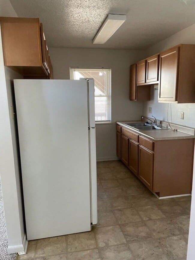 Building Photo - AVAILABLE 8/1/2026 -- 1BR/1BA Apartment at 1026 Southpark Unit 2A - short distance to Colleges an...