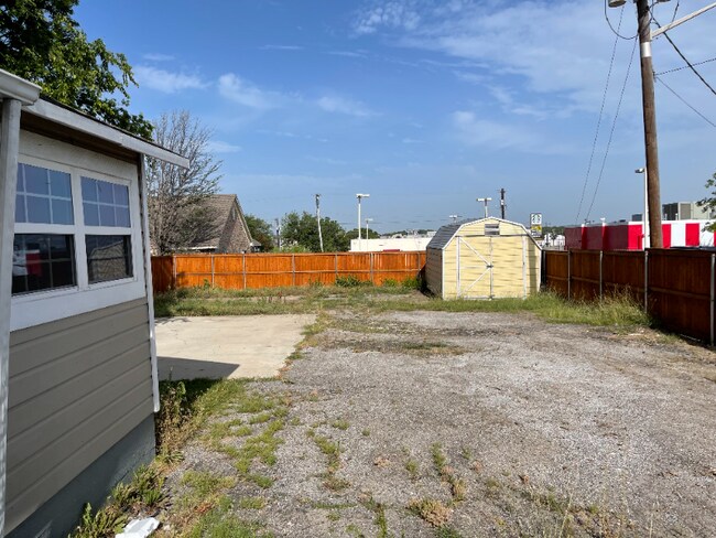 Building Photo - 1811 Bolivar St