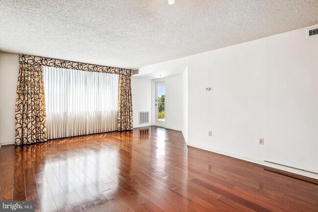 Building Photo - 10101 Grosvenor Pl