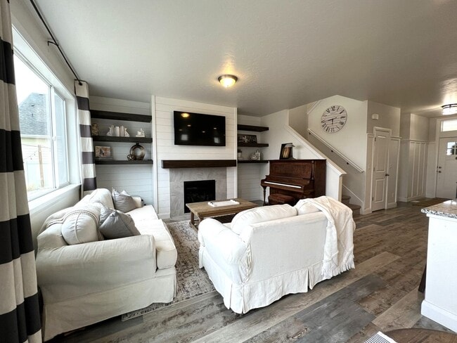 Building Photo - Welcome to this charming 3 bed 2.5 bath home with access to a community pool, just off Deer Flat ...