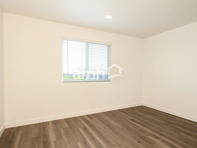 Building Photo - 20177 W Thomas Rd