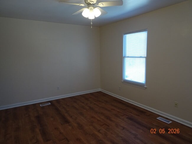 Building Photo - 3 Bedrooms, 1.5 Bathrooms Townhome in Williamsburg