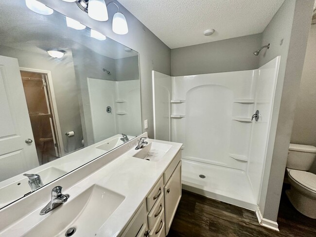 Building Photo - Gorgeous Newer-Built Townhome in Maple Grove!