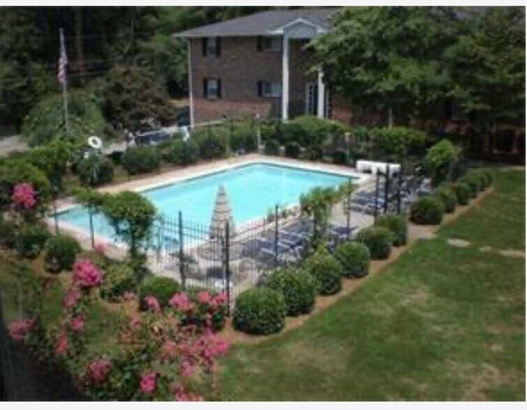 Building Photo - 315 Hilderbrand Dr