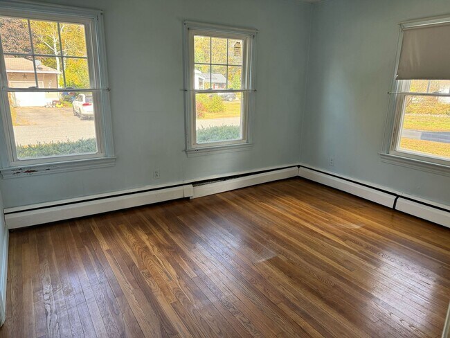 Building Photo - 5 Bedroom 2 Bathroom Home in Idyllic Neighborhood