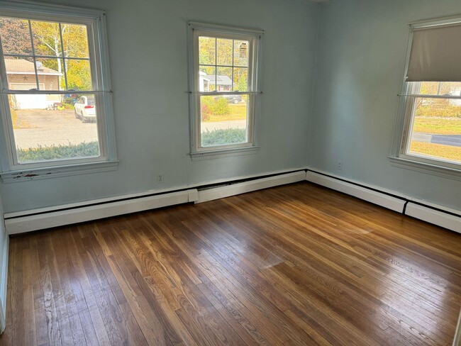 Building Photo - 5 Bedroom 2 Bathroom Home in Idyllic Neighborhood (CURRENTLY UNDER CONTRACT)